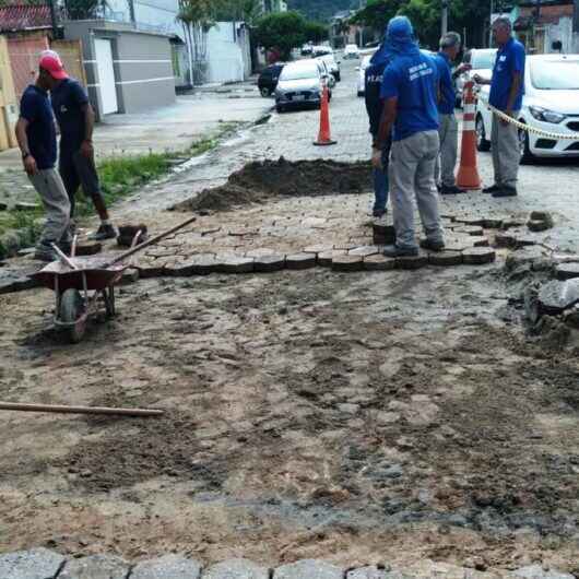 Prefeitura faz manutenção de bloquetes na Avenida Siqueira Campos, no Centro