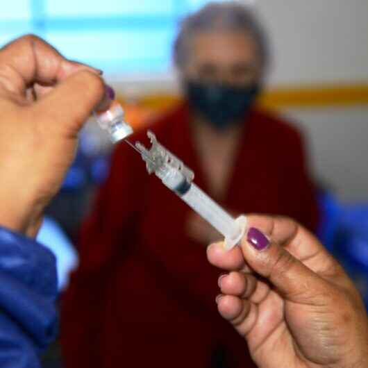 Caraguatatuba inicia aplicação da 4ª dose da vacina contra Covid-19 em idosos acima de 80 anos