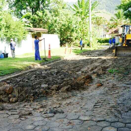 Prefeitura de Caraguatatuba faz manutenção na Rua Ronan Carvalho da Silva, Martim de Sá