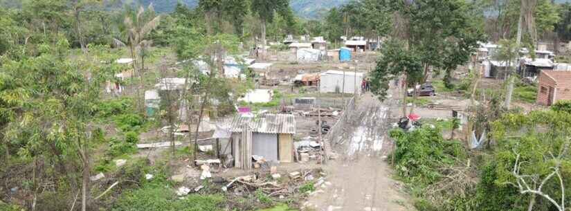 Prefeitura e Polícia Ambiental retiram piquetes que demarcavam área de invasão no bairro Pegorelli