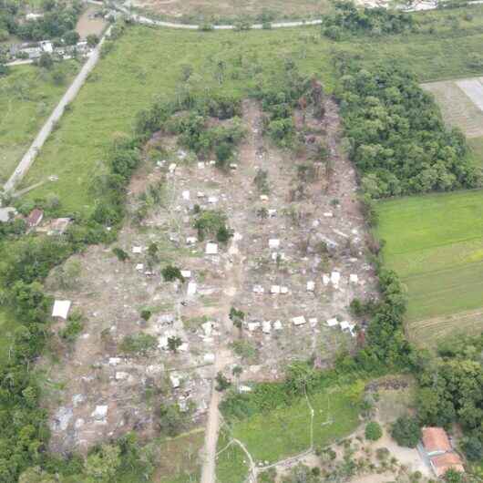 Prefeitura de Caraguatatuba fiscaliza construções irregulares em área particular no Pegorelli Prefeitura de Caraguatatuba fiscaliza construções irregulares em área particular no Pegorelli