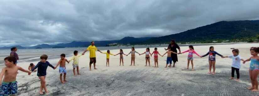 Projeto leva estudantes da sala de aula para praia em Caraguatatuba