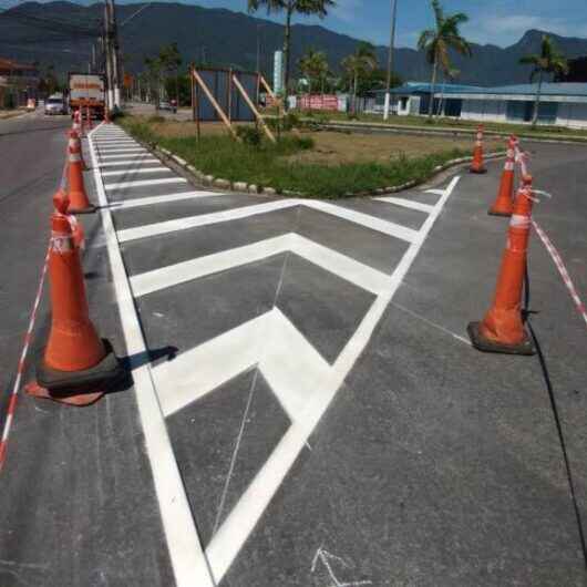 Prefeitura de Caraguatatuba pinta mais de 2,5 km em sinalização viária em várias regiões