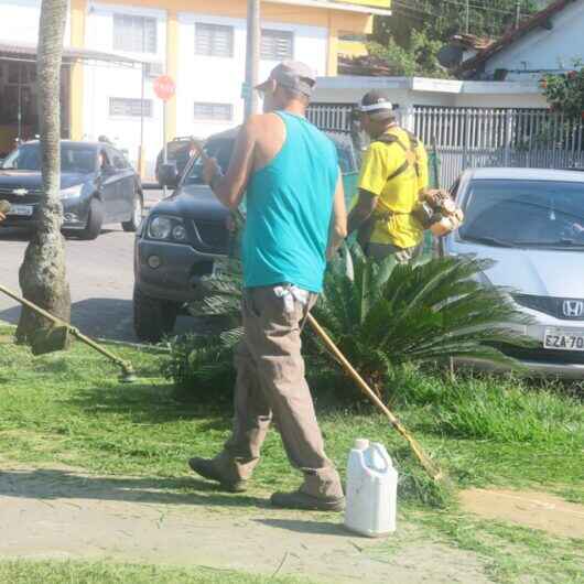 Prefeitura de Caraguatatuba reforça limpeza pública com mais 20 bolsistas do PEAD