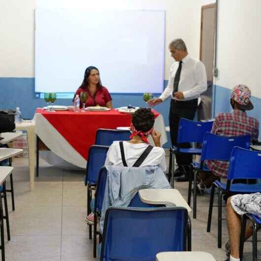 Alunos finalizam curso de Garçom e Garçonete promovido pelo Fundo Social de Caraguatatuba