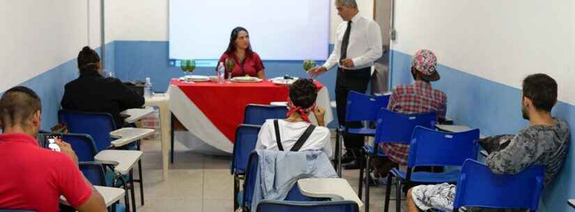 Alunos finalizam curso de Garçom e Garçonete promovido pelo Fundo Social de Caraguatatuba