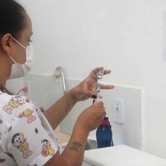 Vacinação contra gripe continua aberta para idosos e profissionais da saúde em Caraguatatuba