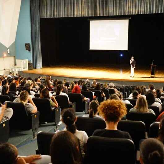 Cerca de 600 trabalhadores da saúde participam da palestra ‘Seja sua melhor versão’