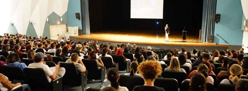 Cerca de 600 trabalhadores da saúde participam da palestra ‘Seja sua melhor versão’