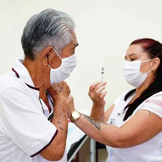 Caraguatatuba imuniza 3.469 idosos com a 4ª dose em uma semana