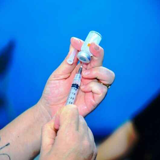 Caraguatatuba aplica 4ª dose de vacina contra Covid-19 em maiores de 40 anos e 5ª dose em imunossuprimidos maiores de 50