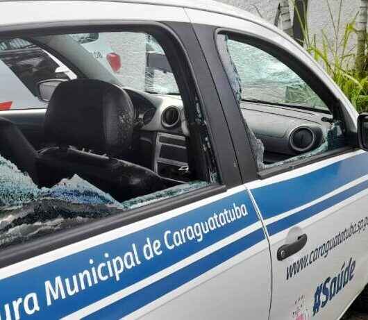Veículo da Prefeitura de Caraguatatuba é apedrejado no bairro Morro do Algodão