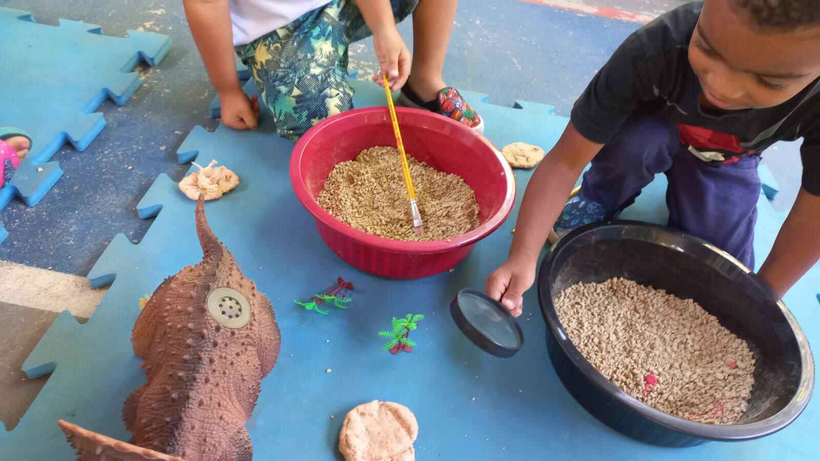 Escola de Caraguatatuba desenvolve atividade lúdica com dinossauros na educação infantil