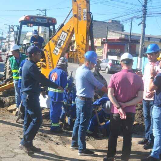 Prefeito de Caraguatatuba conhece nova tecnologia aplicada  em obra da Sabesp no Poiares