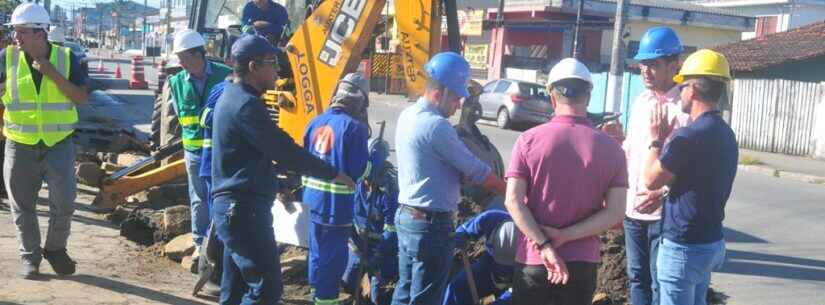 Prefeito de Caraguatatuba conhece nova tecnologia aplicada  em obra da Sabesp no Poiares