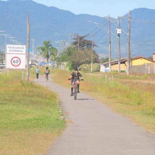 Prefeito de Caraguatatuba assina ordem de serviço para início das obras de revitalização da ciclovia na SP-55