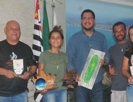 Prefeito de Caraguatatuba recebe jovem surfista destaque em campeonatos nacionais de longboard