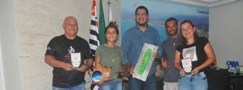 Prefeito de Caraguatatuba recebe jovem surfista destaque em campeonatos nacionais de longboard