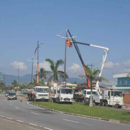 Prefeitura de Caraguatatuba acende luzes dos novos postes de iluminação pública no Jardim Britânia