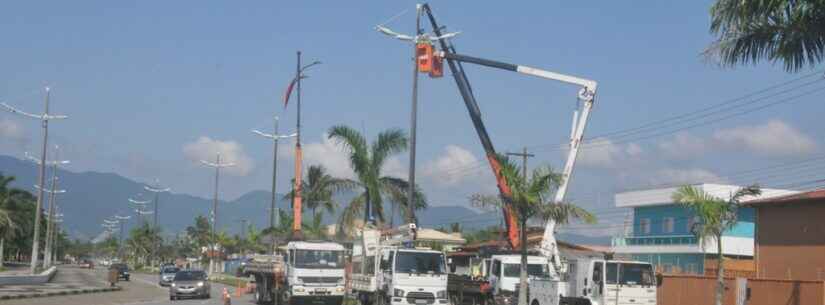 Prefeitura de Caraguatatuba acende luzes dos novos postes de iluminação pública no Jardim Britânia