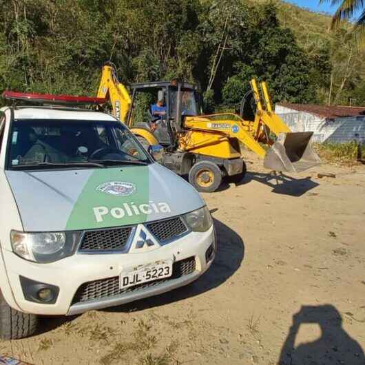 Prefeitura de Caraguatatuba remove cerca improvisada e recupera área pública invadida no Rio do Ouro