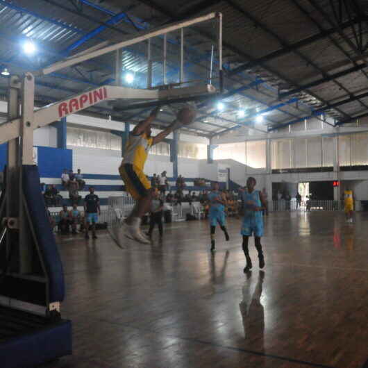 Caraguatatuba vence equipe de São José dos Campos e lidera Copa Metropolitano de Basquete