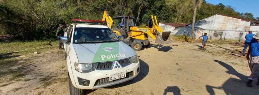 Prefeitura de Caraguatatuba remove cerca improvisada e recupera área pública invadida no Rio do Ouro