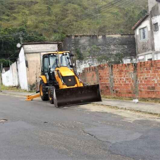 Prefeitura faz a demolição de muro construído irregularmente em área pública de Caraguatatuba