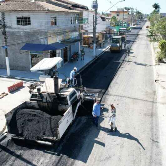 Mais uma rua no bairro Travessão, na região sul de Caraguatatuba, recebe obras de pavimentação asfáltica