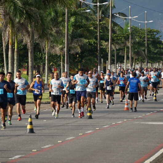 #PraCegoVer: Atletas correm na 1ª etapa do Circuito de Corrida de Rua de Caraguatatuba (Foto: Claudio Gomes/PMC)