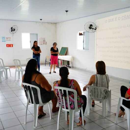 Prefeitura de Caraguatatuba promove palestra sobre serviços do CRAS para moradores do Residencial Jetuba