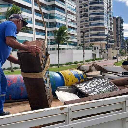 Prefeitura de Caraguatatuba retira materiais inservíveis da Praia Martim de Sá
