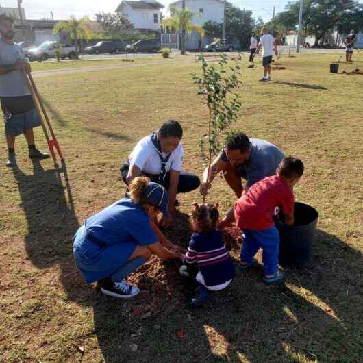 Secretaria de Meio Ambiente e Associação de Moradores promovem ação de plantio no Pontal Santamarina