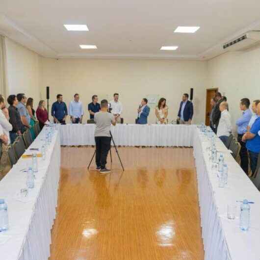 Prefeito de Caraguatatuba participa da primeira reunião da AMVale