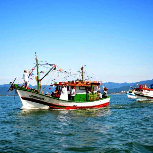 Cerimônia ‘Barcos ao Mar’ marca fim do Defeso do Camarão e homenageia o pescador Luiz Antônio de Assis
