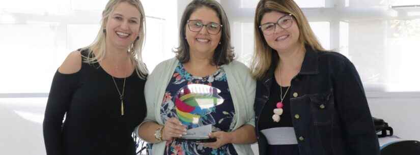 Professora da rede municipal é premiada em seminário de Boas Práticas educativas