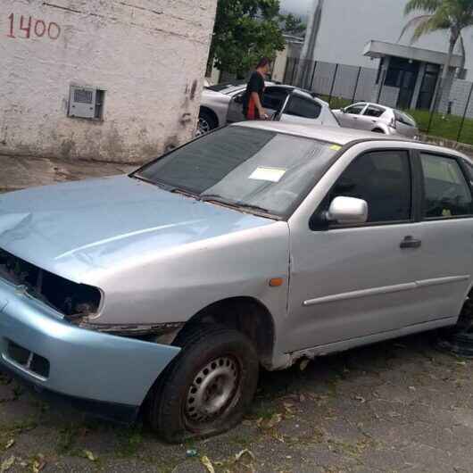 Prefeitura de Caraguatatuba leiloa veículos abandonados apreendidos em junho