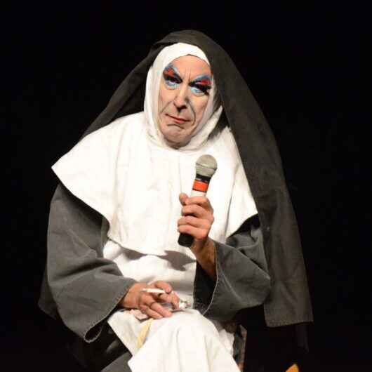 Humorista Octávio Mendes apresenta Stand Up ‘Irmã Selma’ no Teatro Mario Covas