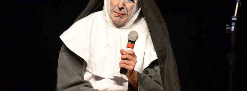 Humorista Octávio Mendes apresenta Stand Up ‘Irmã Selma’ no Teatro Mario Covas