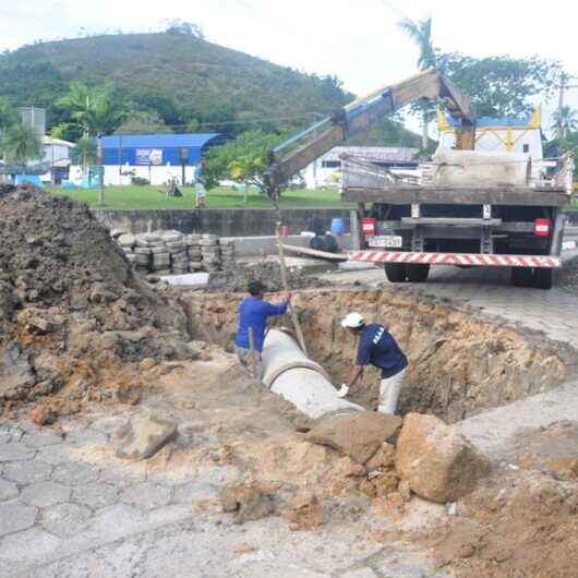 Prefeitura de Caraguatatuba troca tubos de drenagem em rua do bairro Ipiranga