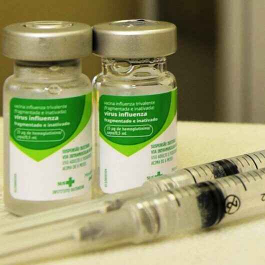 Caraguatatuba inicia vacinação contra gripe para professores, pessoas com deficiência ou com comorbidades