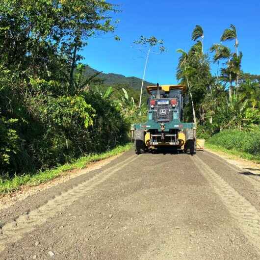 Estrada rural do bairro Pegorelli, na região sul,  recebe nivelamento mecânico da Sesep