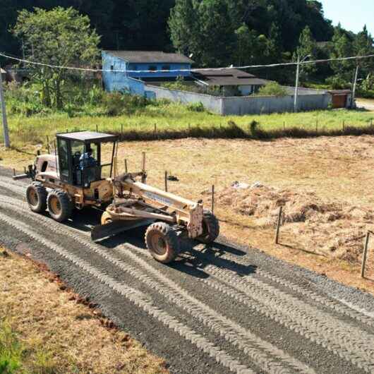 Prefeitura realiza nivelamento mecânico em rua do Capricórnio 2, na região norte de Caraguatatuba