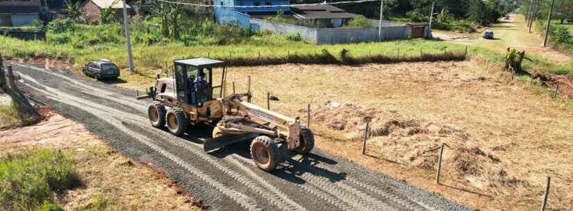 Prefeitura realiza nivelamento mecânico em rua do Capricórnio 2, na região norte de Caraguatatuba