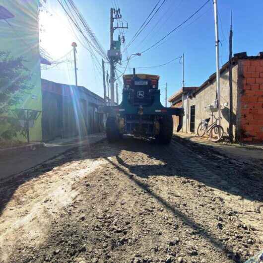 A Secretaria de Serviços Públicos (Sesep) de Caraguatatuba finalizou nesta terça-feira (24) o nivelamento mecânico com bica corrida na Rua Ypê, no bairro Jardim Tarumãs, região sul da cidade. O trabalho de nivelamento mecânico foi feito em um trecho de 550 metros de extensão para melhorar o acesso dos moradores da região. Na ação, foram utilizadas 35 toneladas de bica corrida (material composto de pó de pedra com cascalho) nos pontos específicos que mais necessitavam do material. A Sesep atuou com uma motoniveladora Patrol, uma retroescavadeira, dois caminhões trucados e uma equipe de cinco funcionários.