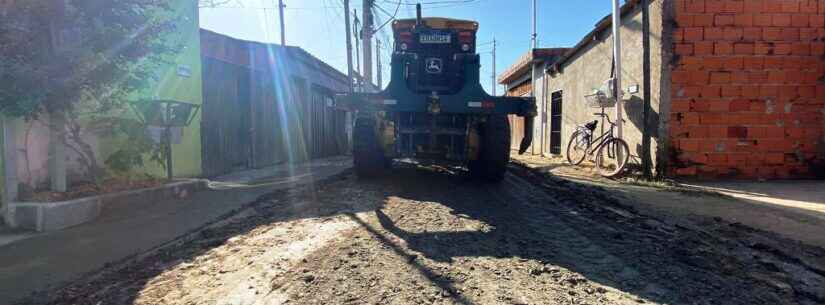 A Secretaria de Serviços Públicos (Sesep) de Caraguatatuba finalizou nesta terça-feira (24) o nivelamento mecânico com bica corrida na Rua Ypê, no bairro Jardim Tarumãs, região sul da cidade. O trabalho de nivelamento mecânico foi feito em um trecho de 550 metros de extensão para melhorar o acesso dos moradores da região. Na ação, foram utilizadas 35 toneladas de bica corrida (material composto de pó de pedra com cascalho) nos pontos específicos que mais necessitavam do material. A Sesep atuou com uma motoniveladora Patrol, uma retroescavadeira, dois caminhões trucados e uma equipe de cinco funcionários.