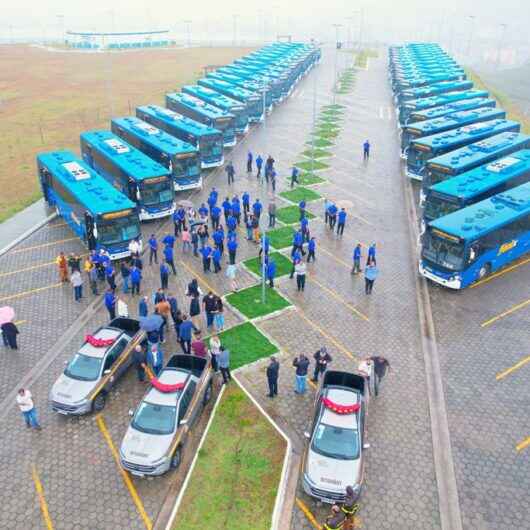 Prefeito de Caraguatatuba entrega novos ônibus para a cidade