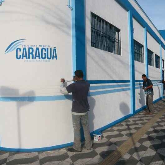 Servidores da Secretaria de Administração de Caraguatatuba pintam fachada do Paço Municipal