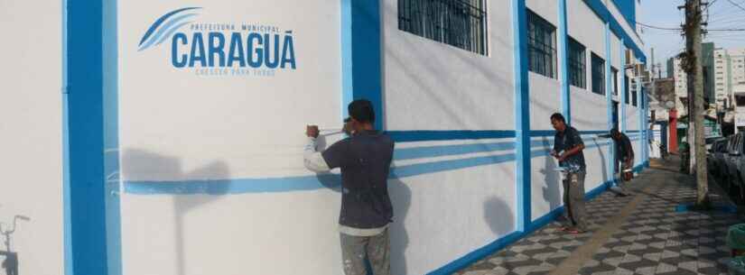 Servidores da Secretaria de Administração de Caraguatatuba pintam fachada do Paço Municipal