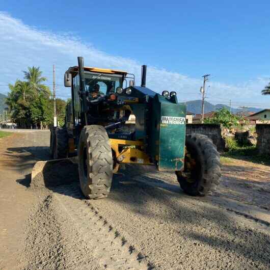 Prefeitura de Caraguatatuba realiza nivelamento de ruas da região Norte e Sul do município